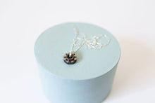 Load image into Gallery viewer, Flower Power Necklace